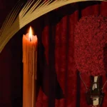 vela-encendida-jarra-flores-palma-ramos-borriquita-culto